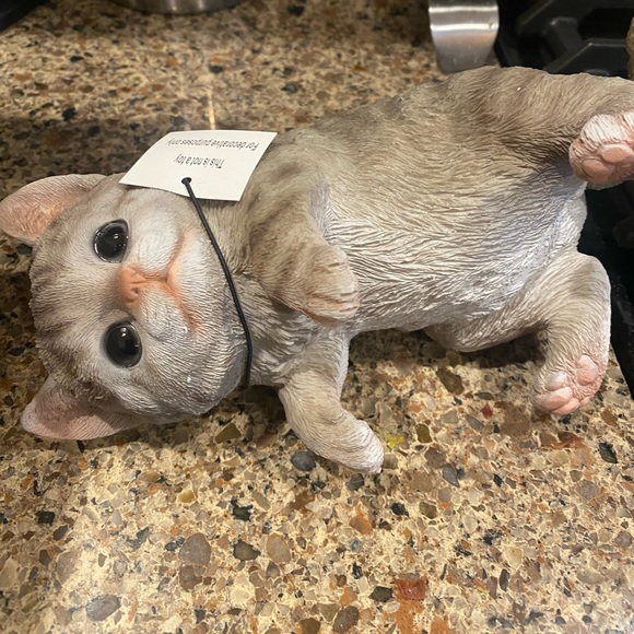 Grey Tabby Kitty Peeker - Picture 7 of 7